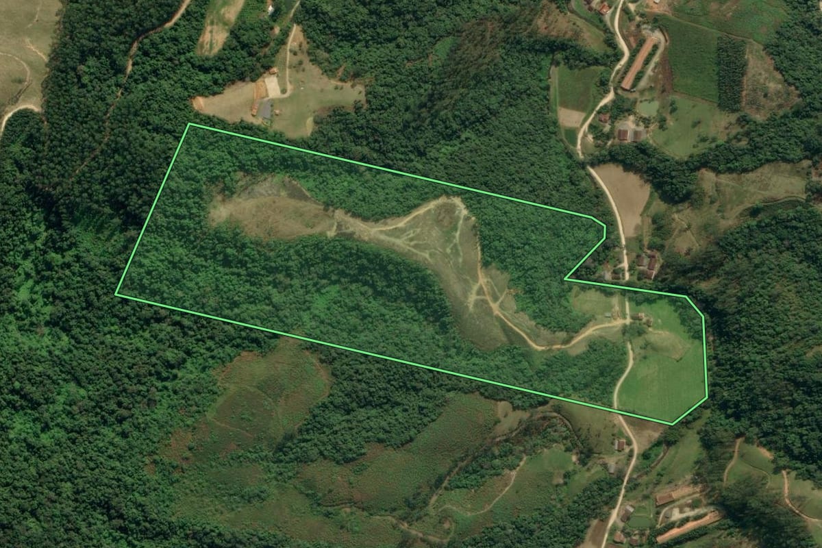 Imagem de satélite do imóvel rural em Apiúna (SC), com o contorno declarado no CAR desenhado por cima.