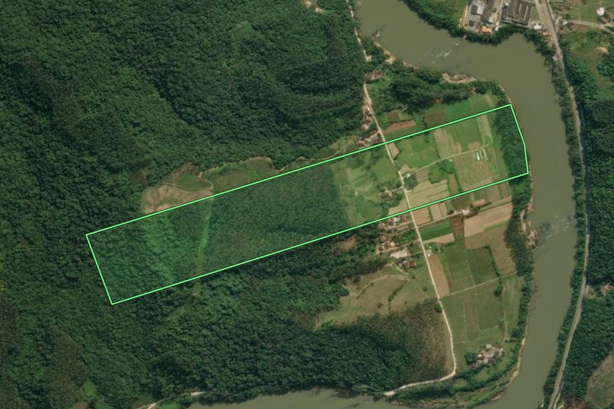 Imagem de satélite do imóvel rural em Apiúna (SC), com o contorno declarado no CAR desenhado por cima.