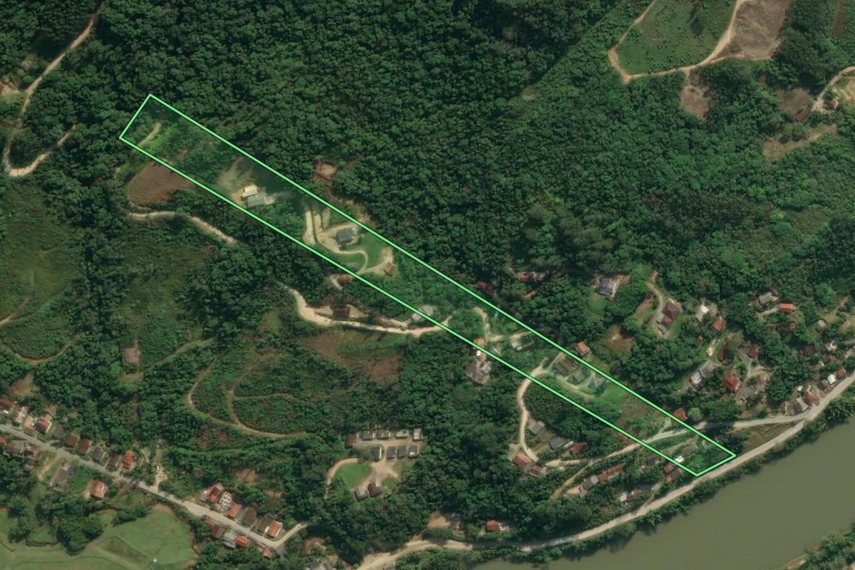 Imagem de satélite do imóvel rural em Apiúna (SC), com o contorno declarado no CAR desenhado por cima.