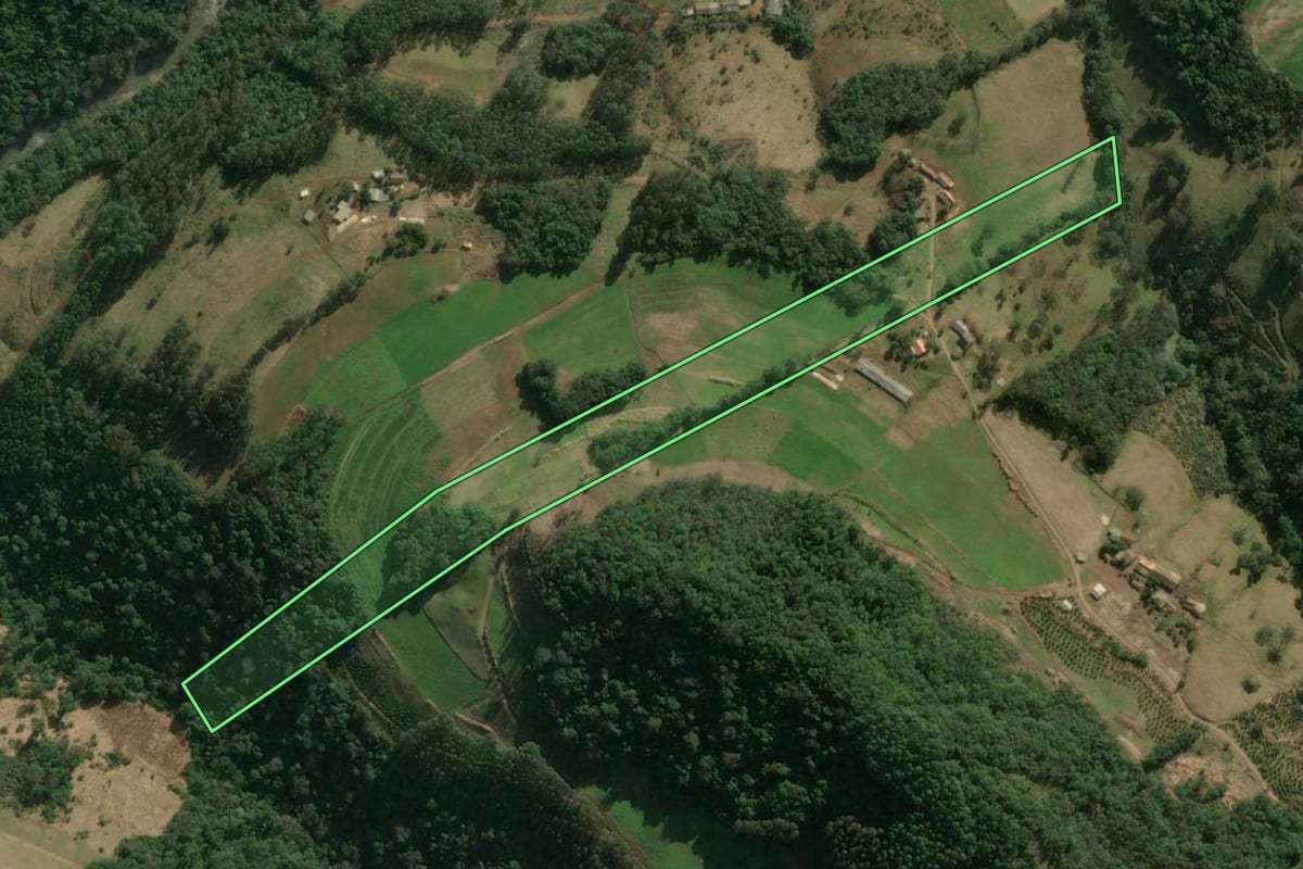 Imagem de satélite do imóvel rural em Arabutã (SC), com o contorno declarado no CAR desenhado por cima.