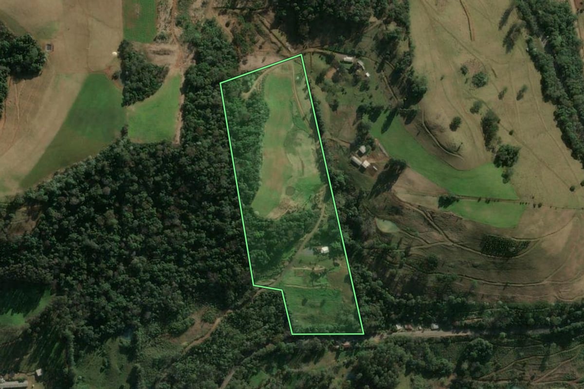 Imagem de satélite do imóvel rural em Arabutã (SC), com o contorno declarado no CAR desenhado por cima.