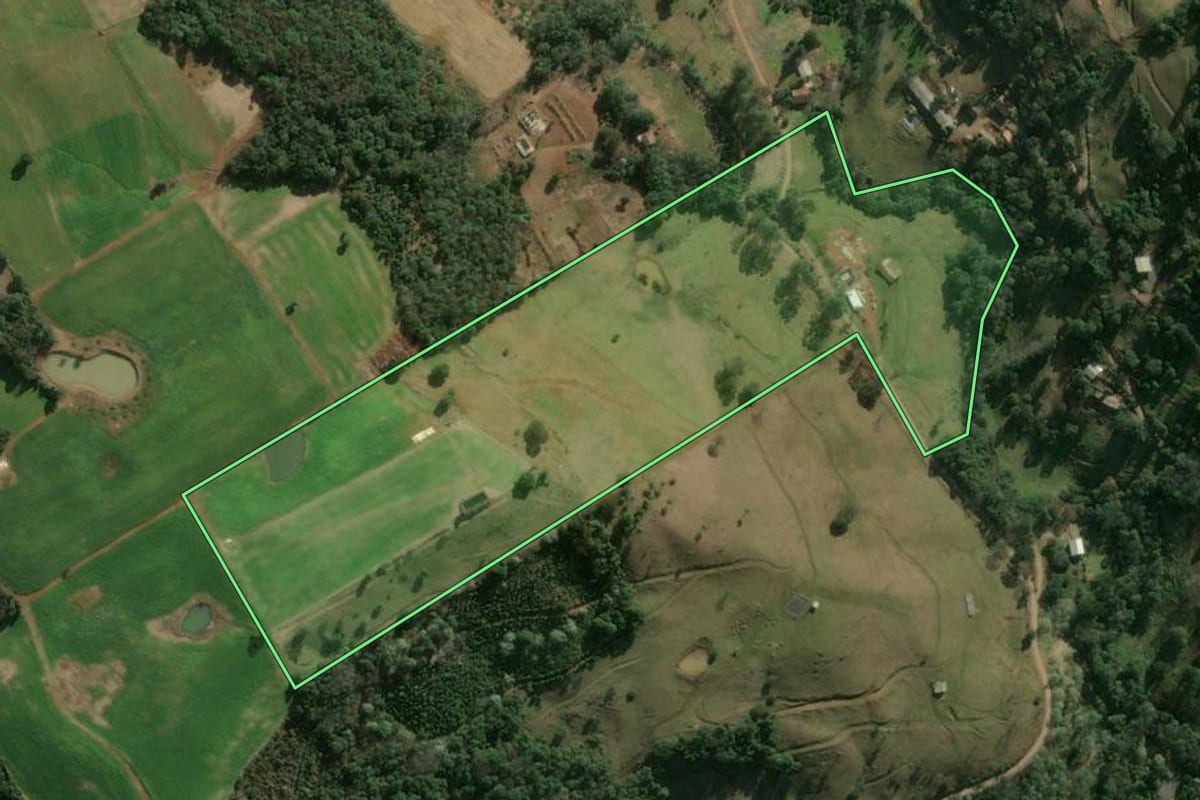 Imagem de satélite do imóvel rural em Arabutã (SC), com o contorno declarado no CAR desenhado por cima.