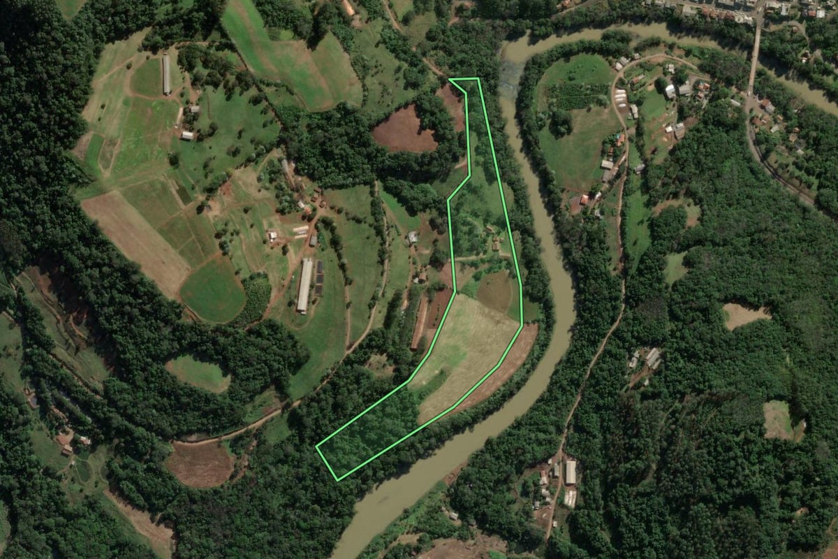 Imagem de satélite do imóvel rural em Arabutã (SC), com o contorno declarado no CAR desenhado por cima.