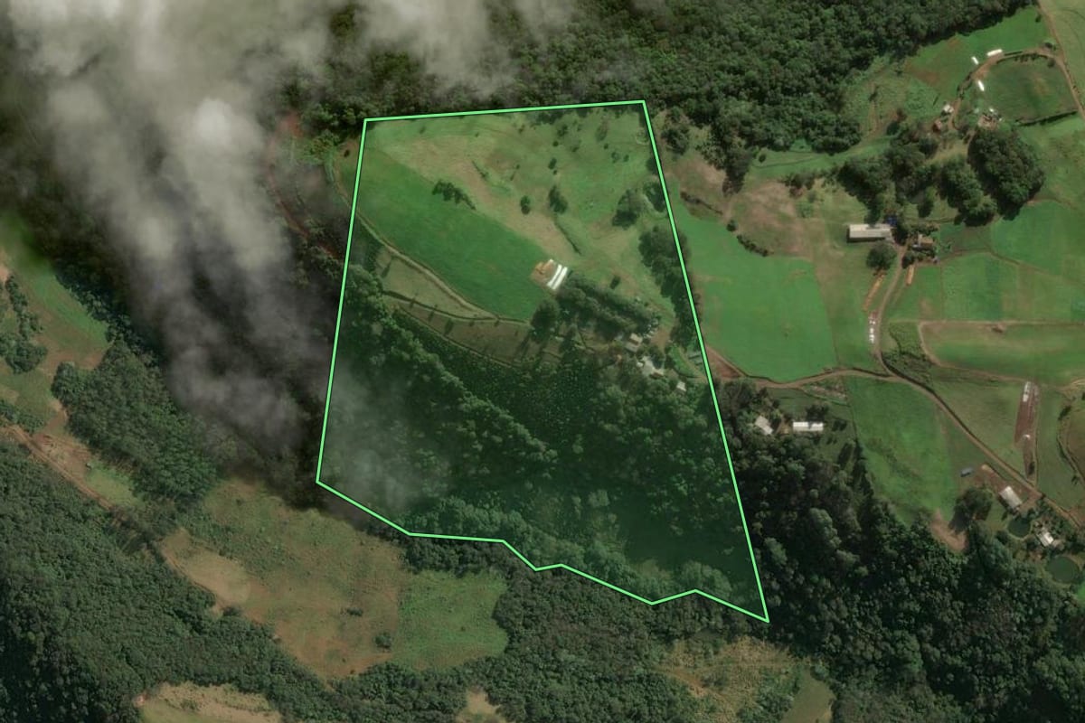 Imagem de satélite do imóvel rural em Arabutã (SC), com o contorno declarado no CAR desenhado por cima.
