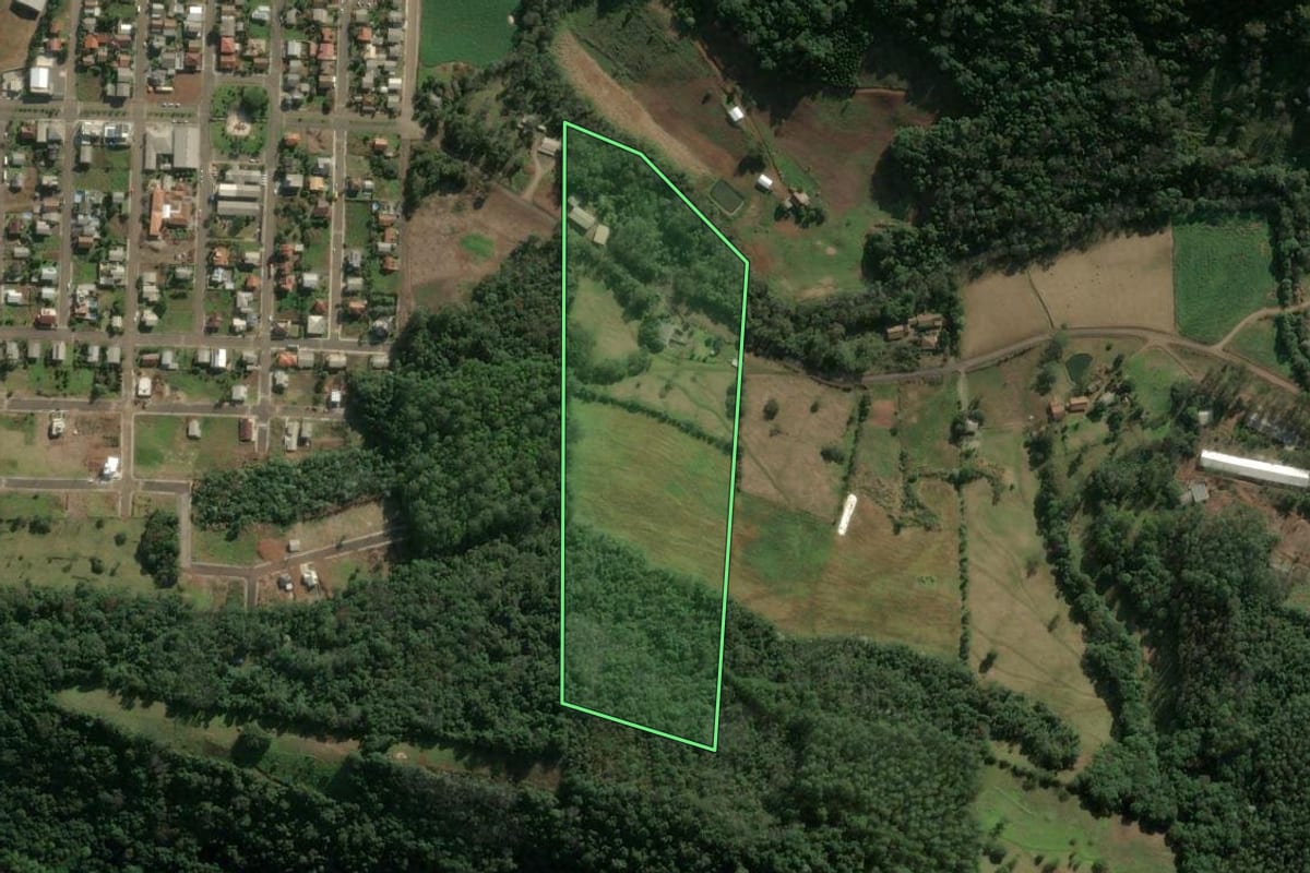Imagem de satélite do imóvel rural em Arabutã (SC), com o contorno declarado no CAR desenhado por cima.