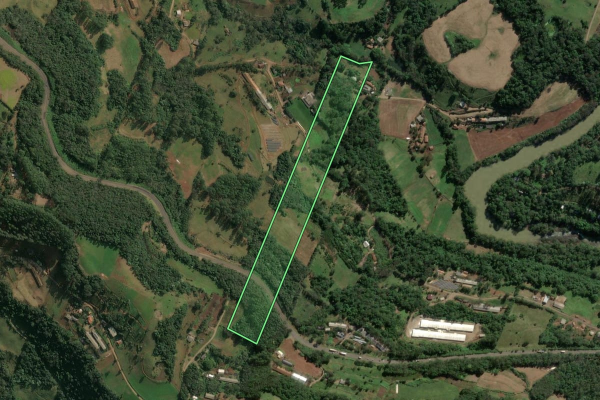 Imagem de satélite do imóvel rural em Arabutã (SC), com o contorno declarado no CAR desenhado por cima.
