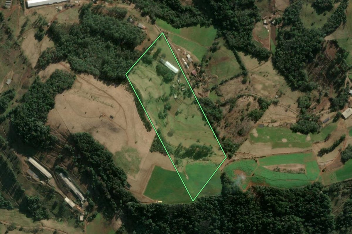 Imagem de satélite do imóvel rural em Arabutã (SC), com o contorno declarado no CAR desenhado por cima.