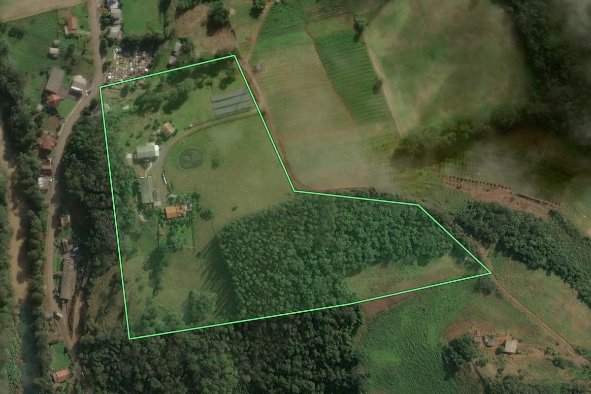 Imagem de satélite do imóvel rural em Arabutã (SC), com o contorno declarado no CAR desenhado por cima.