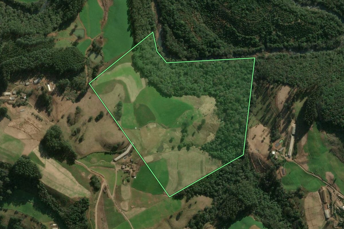 Imagem de satélite do imóvel rural em Arabutã (SC), com o contorno declarado no CAR desenhado por cima.