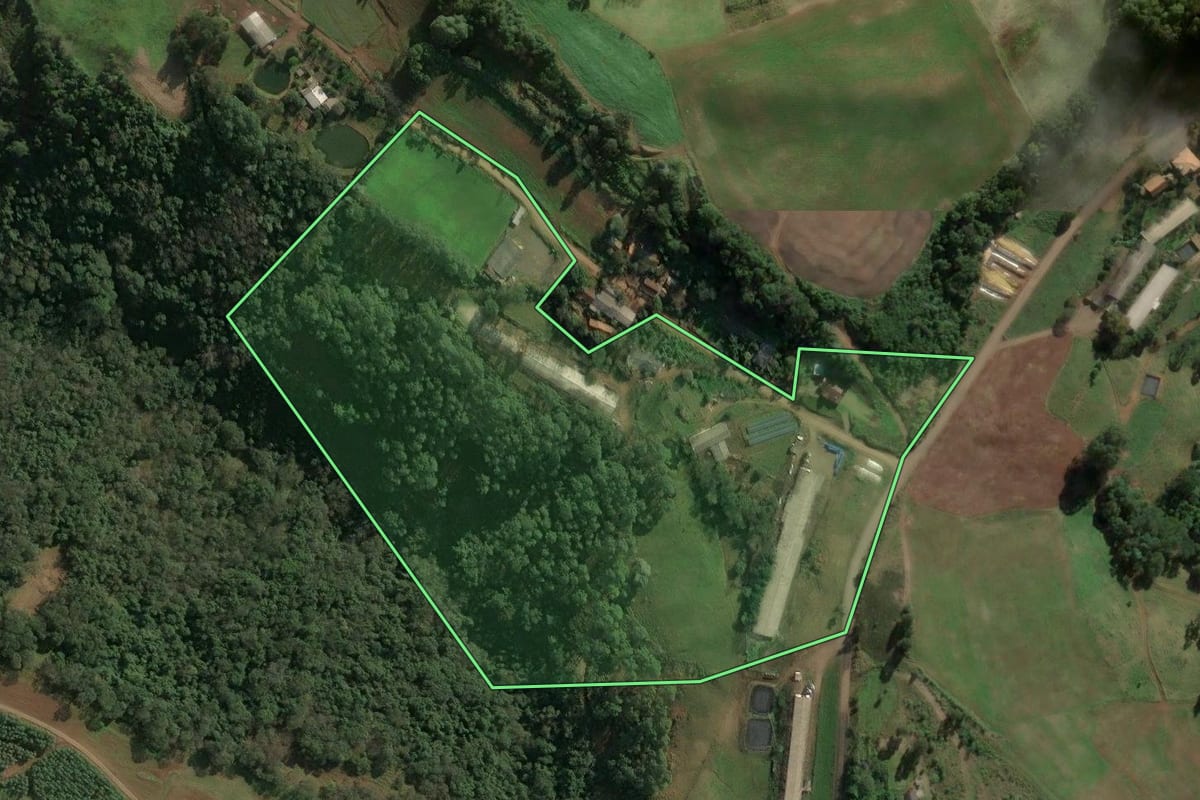 Imagem de satélite do imóvel rural em Arabutã (SC), com o contorno declarado no CAR desenhado por cima.