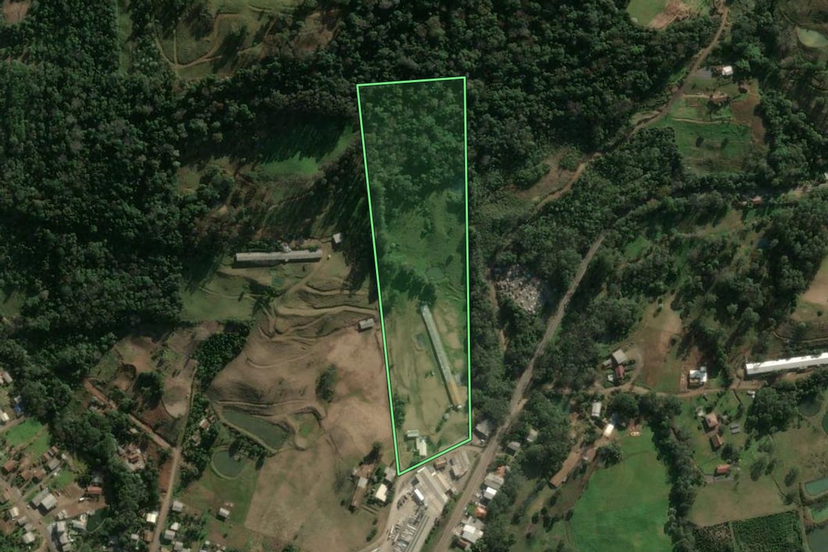 Imagem de satélite do imóvel rural em Arabutã (SC), com o contorno declarado no CAR desenhado por cima.