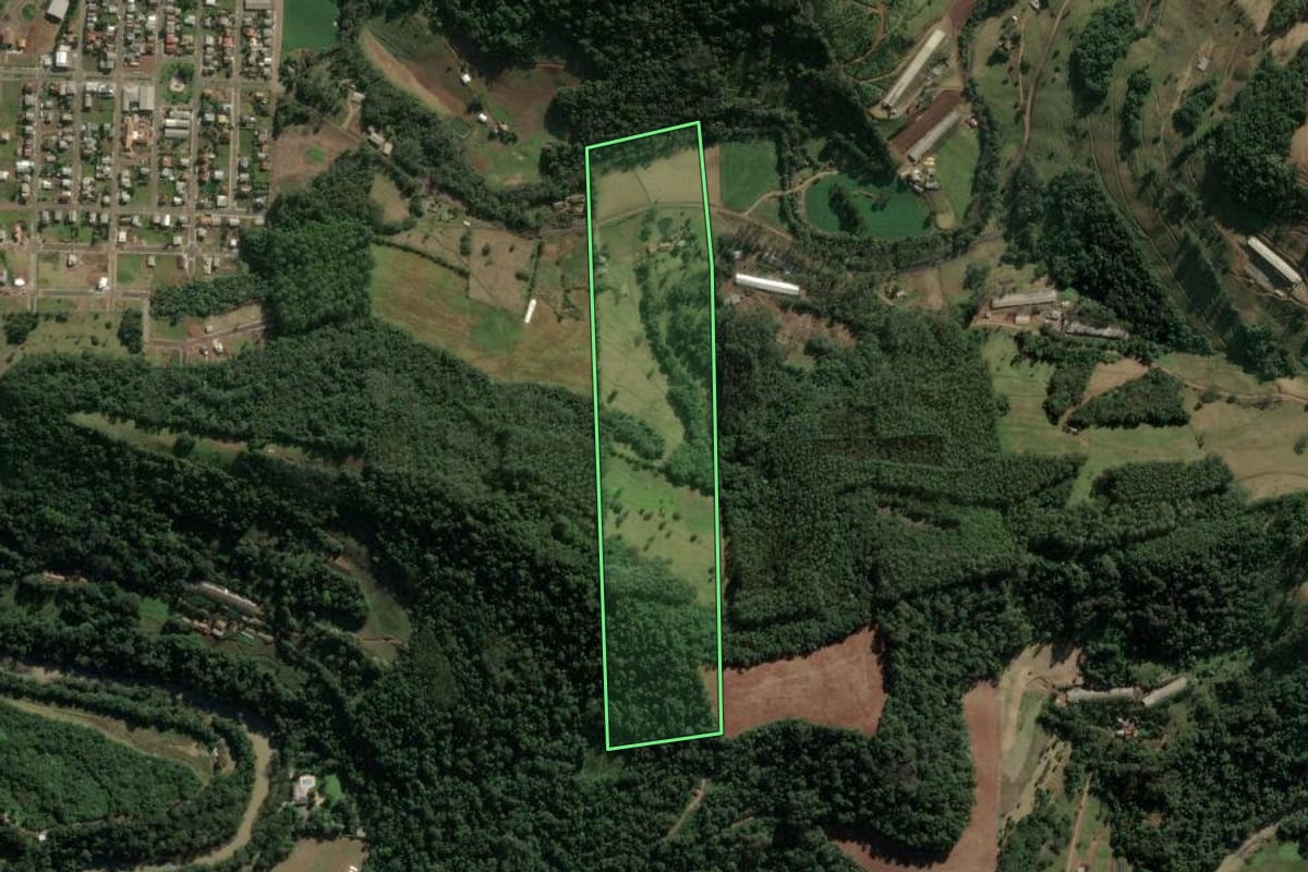 Imagem de satélite do imóvel rural em Arabutã (SC), com o contorno declarado no CAR desenhado por cima.