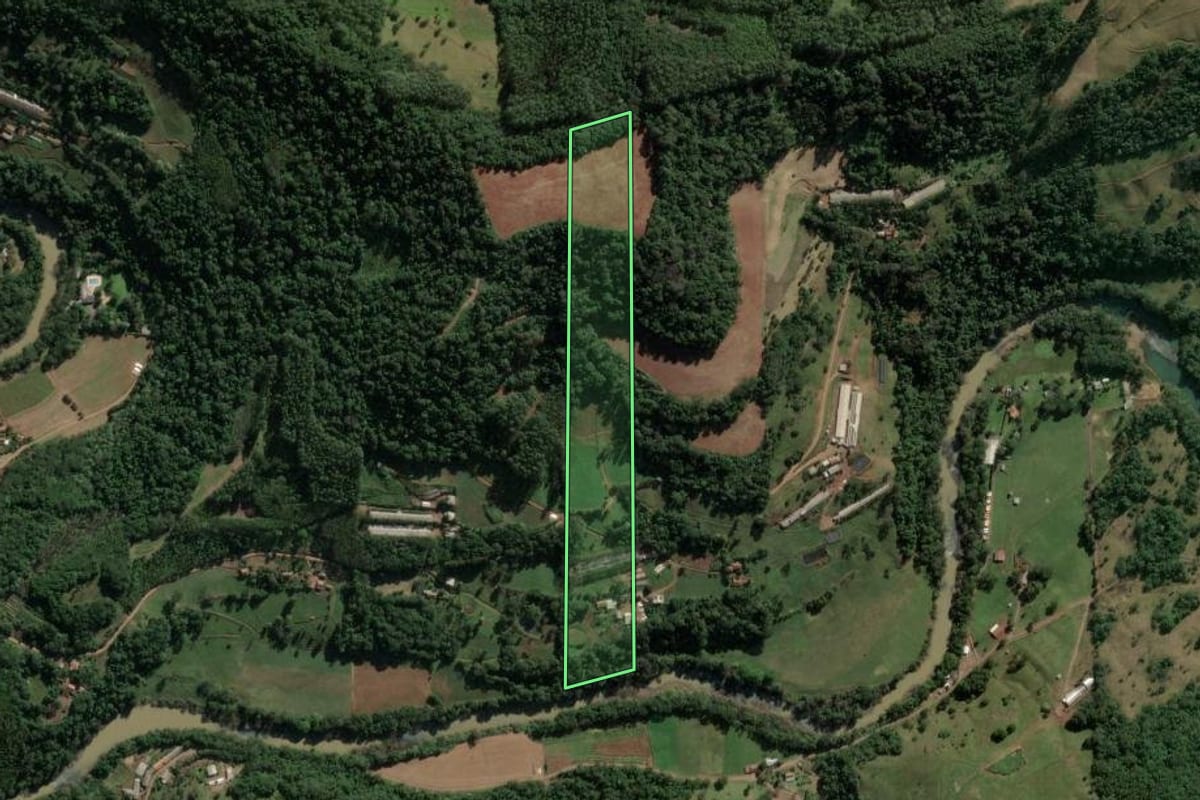 Imagem de satélite do imóvel rural em Arabutã (SC), com o contorno declarado no CAR desenhado por cima.
