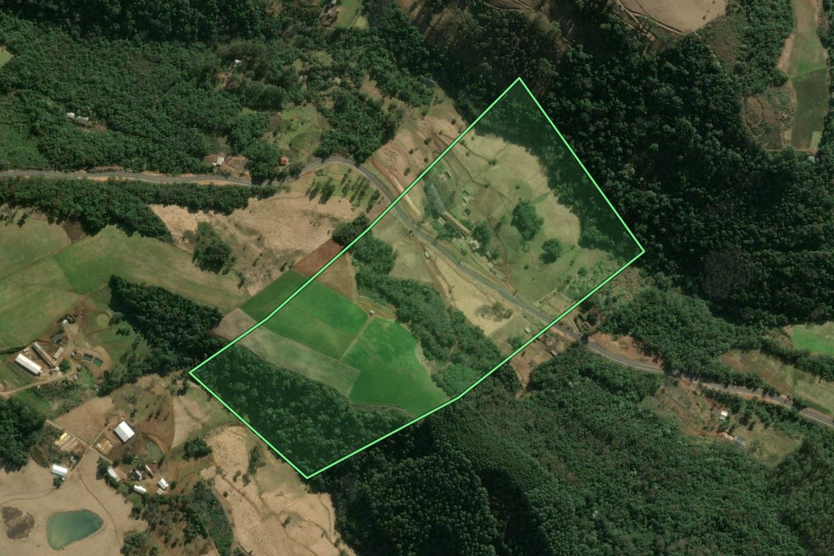 Imagem de satélite do imóvel rural em Arabutã (SC), com o contorno declarado no CAR desenhado por cima.
