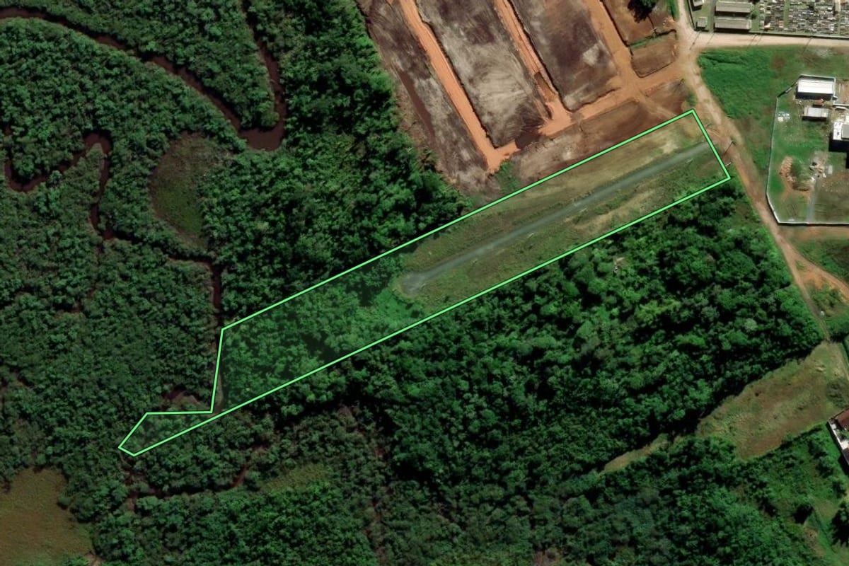 Imagem de satélite do imóvel rural em Araquari (SC), com o contorno declarado no CAR desenhado por cima.