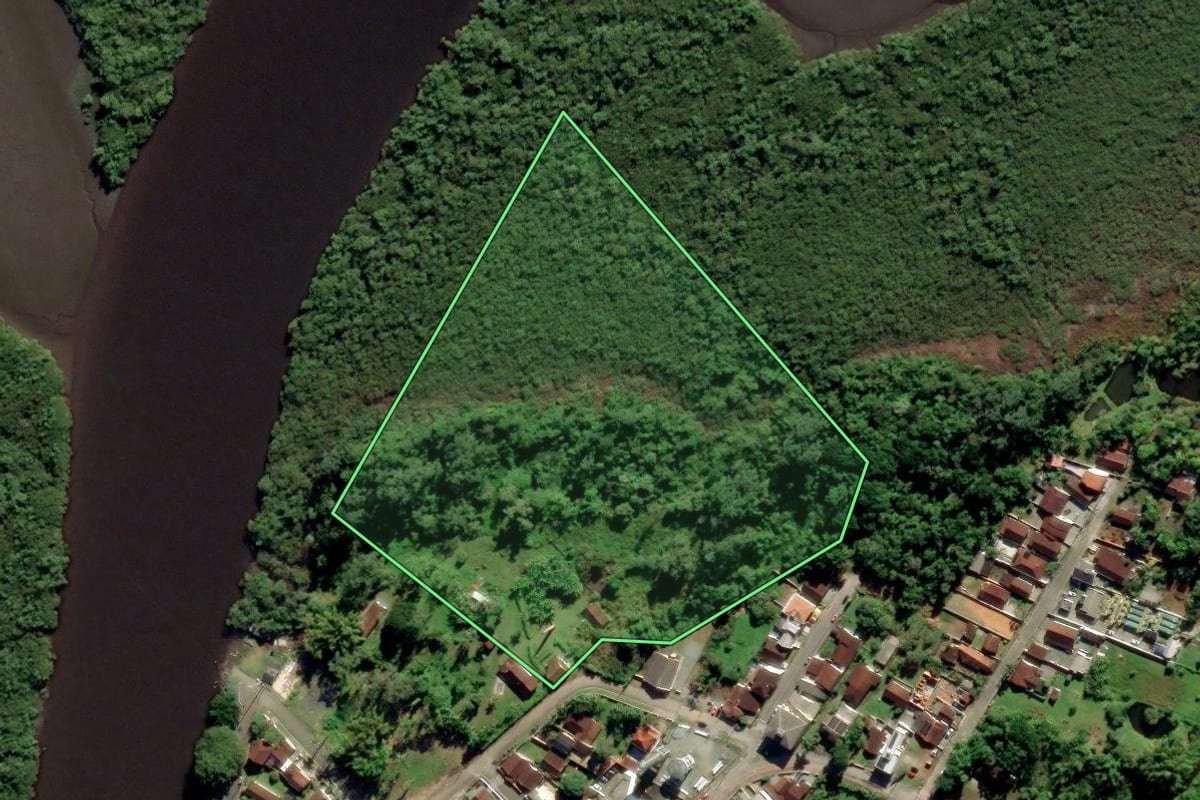 Imagem de satélite do imóvel rural em Araquari (SC), com o contorno declarado no CAR desenhado por cima.