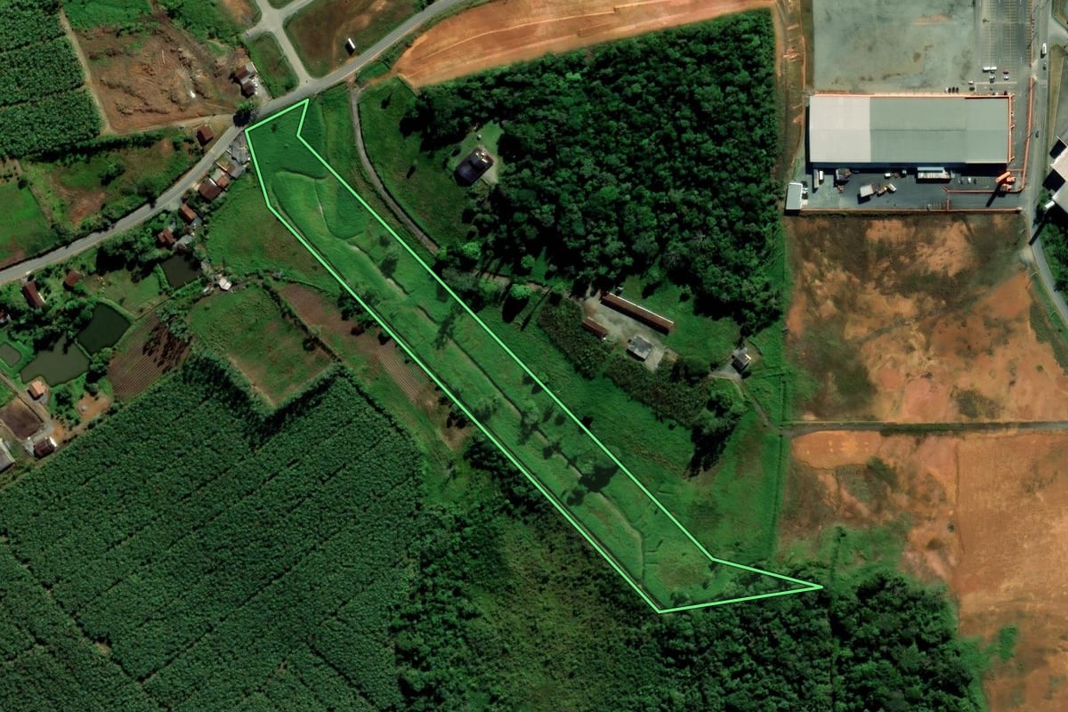 Imagem de satélite do imóvel rural em Araquari (SC), com o contorno declarado no CAR desenhado por cima.