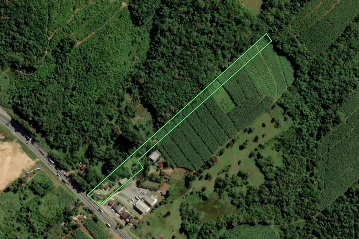 Imagem de satélite do imóvel rural em Araquari (SC), com o contorno declarado no CAR desenhado por cima.