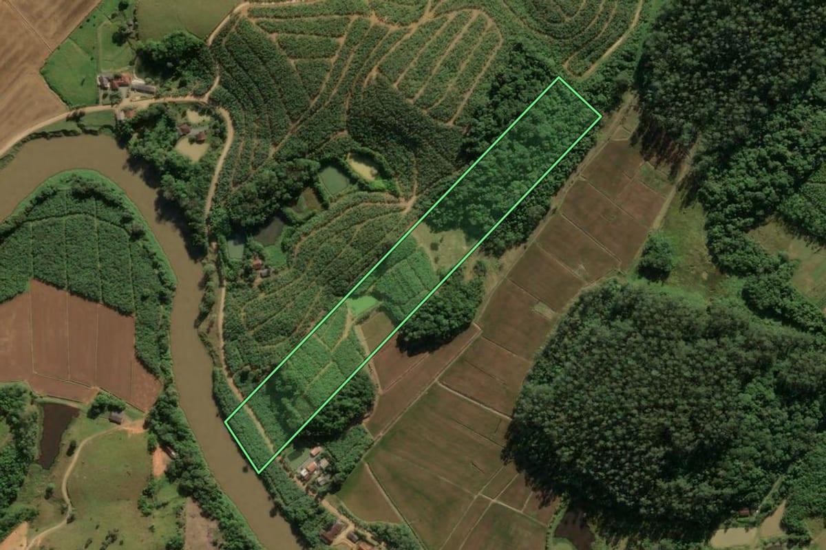 Imagem de satélite do imóvel rural em Araquari (SC), com o contorno declarado no CAR desenhado por cima.