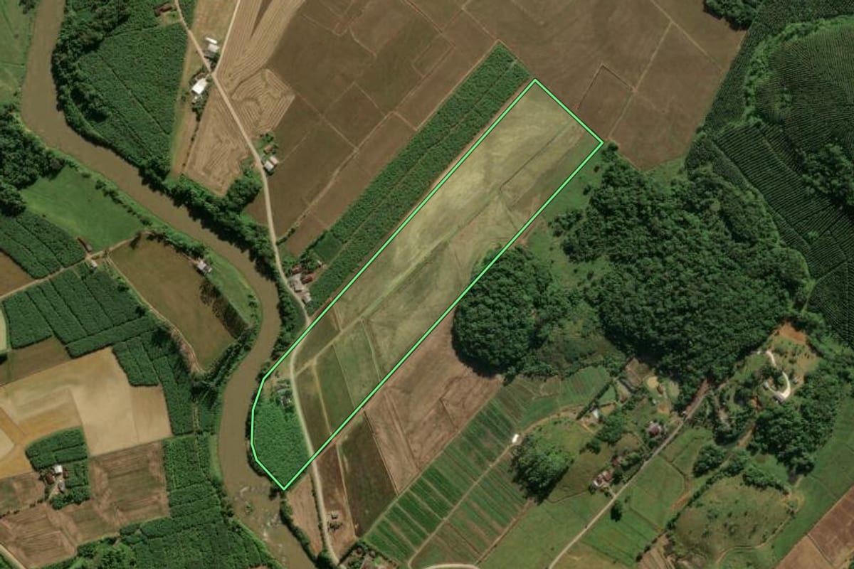 Imagem de satélite do imóvel rural em Araquari (SC), com o contorno declarado no CAR desenhado por cima.