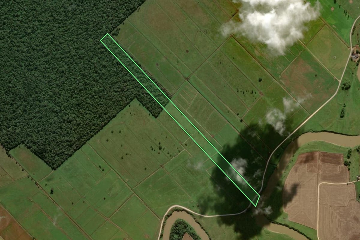 Imagem de satélite do imóvel rural em Araquari (SC), com o contorno declarado no CAR desenhado por cima.