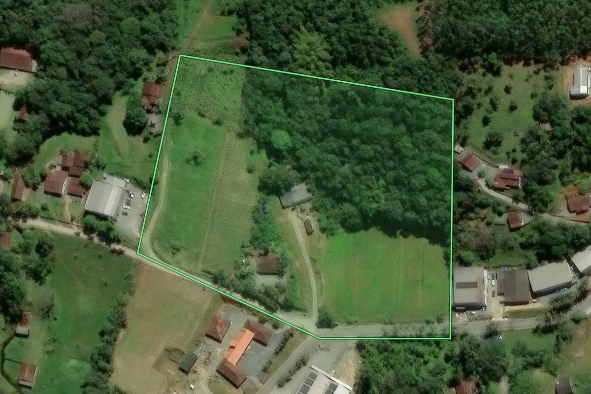 Imagem de satélite do imóvel rural em Araquari (SC), com o contorno declarado no CAR desenhado por cima.