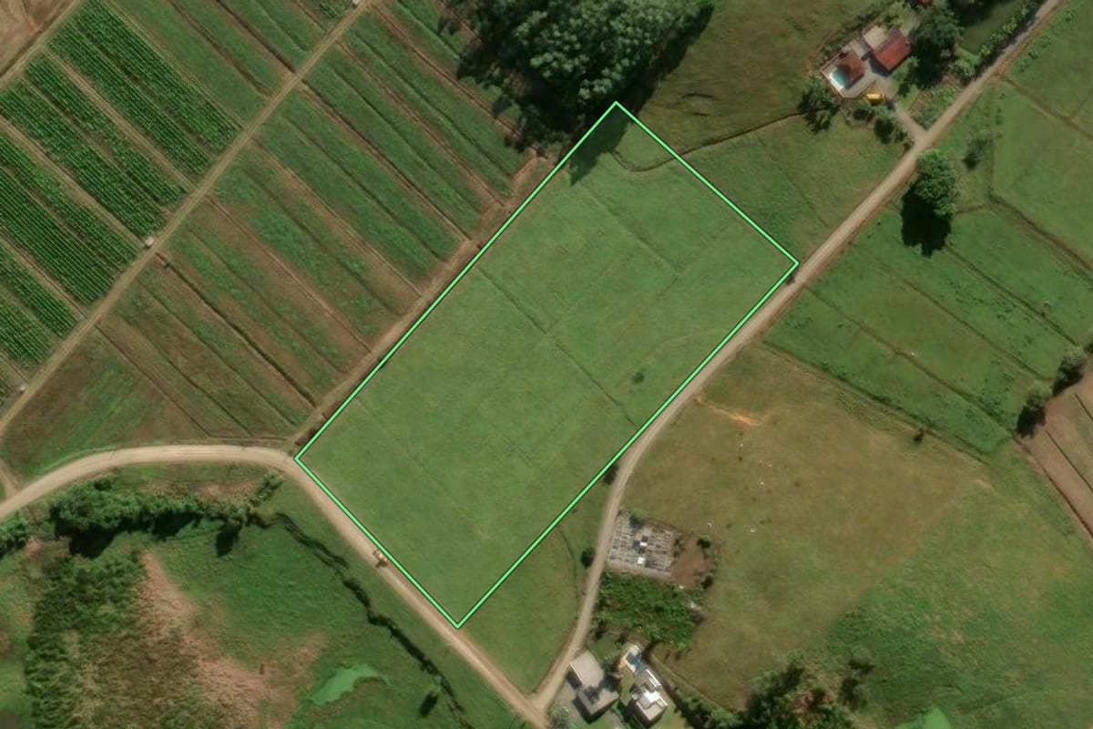 Imagem de satélite do imóvel rural em Araquari (SC), com o contorno declarado no CAR desenhado por cima.