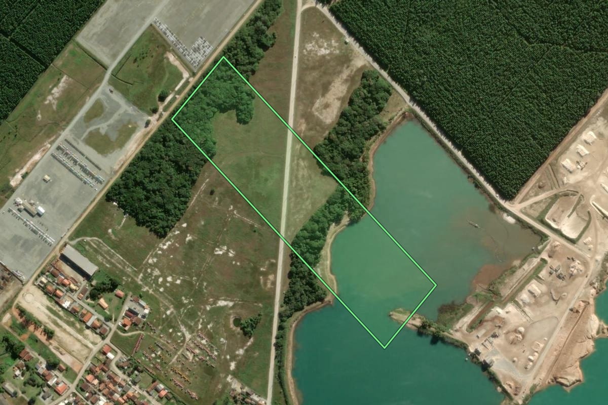 Imagem de satélite do imóvel rural em Araquari (SC), com o contorno declarado no CAR desenhado por cima.
