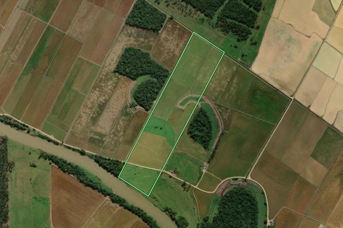 Imagem de satélite do imóvel rural em Araquari (SC), com o contorno declarado no CAR desenhado por cima.
