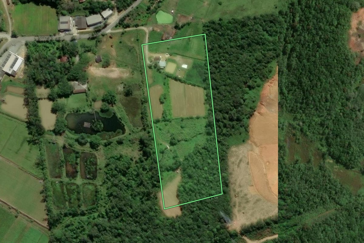 Imagem de satélite do imóvel rural em Araquari (SC), com o contorno declarado no CAR desenhado por cima.