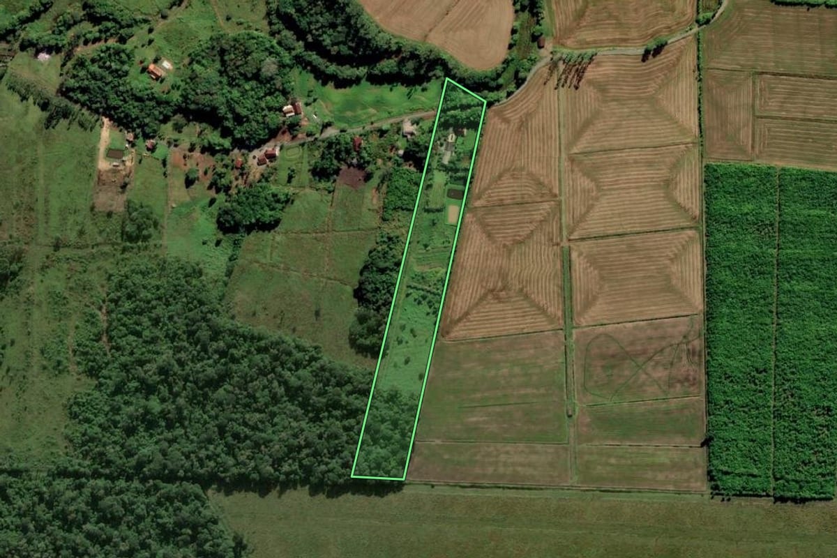 Imagem de satélite do imóvel rural em Araquari (SC), com o contorno declarado no CAR desenhado por cima.