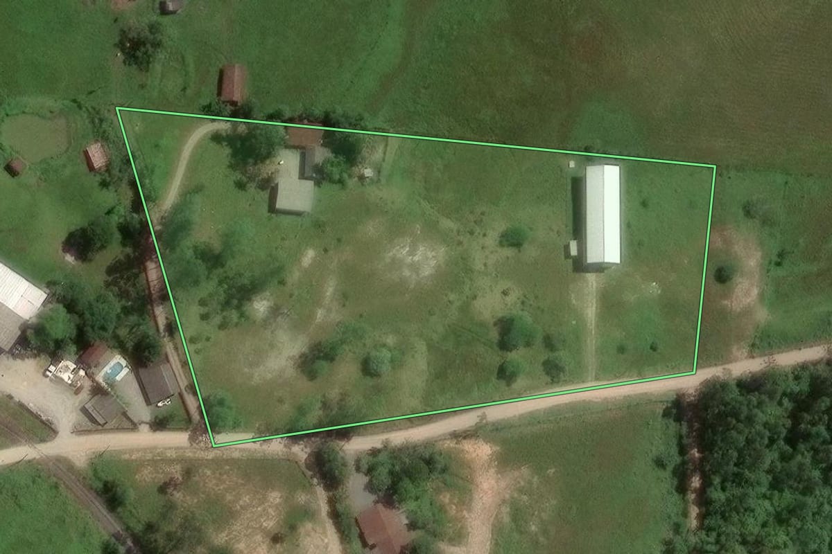 Imagem de satélite do imóvel rural em Araquari (SC), com o contorno declarado no CAR desenhado por cima.