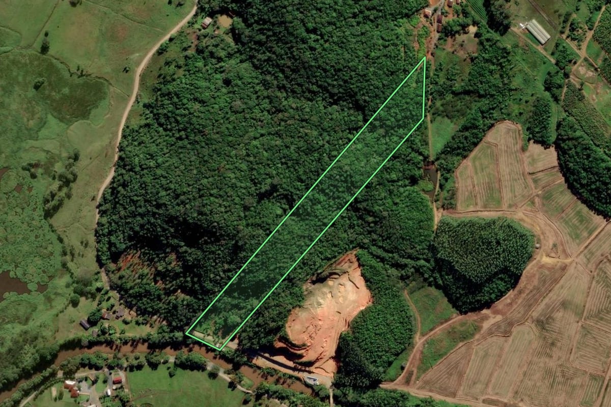 Imagem de satélite do imóvel rural em Araquari (SC), com o contorno declarado no CAR desenhado por cima.