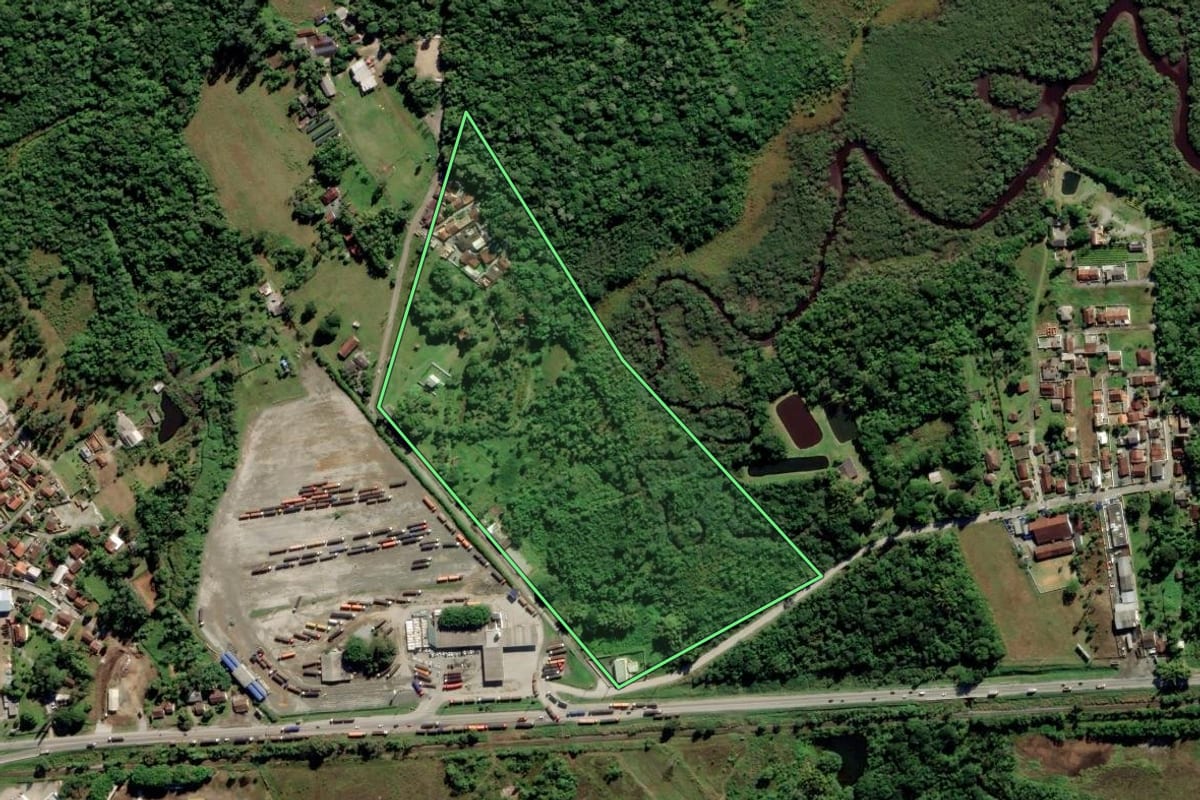 Imagem de satélite do imóvel rural em Araquari (SC), com o contorno declarado no CAR desenhado por cima.