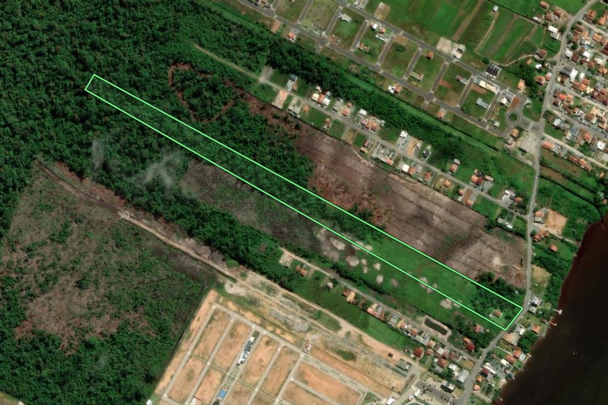 Imagem de satélite do imóvel rural em Araquari (SC), com o contorno declarado no CAR desenhado por cima.