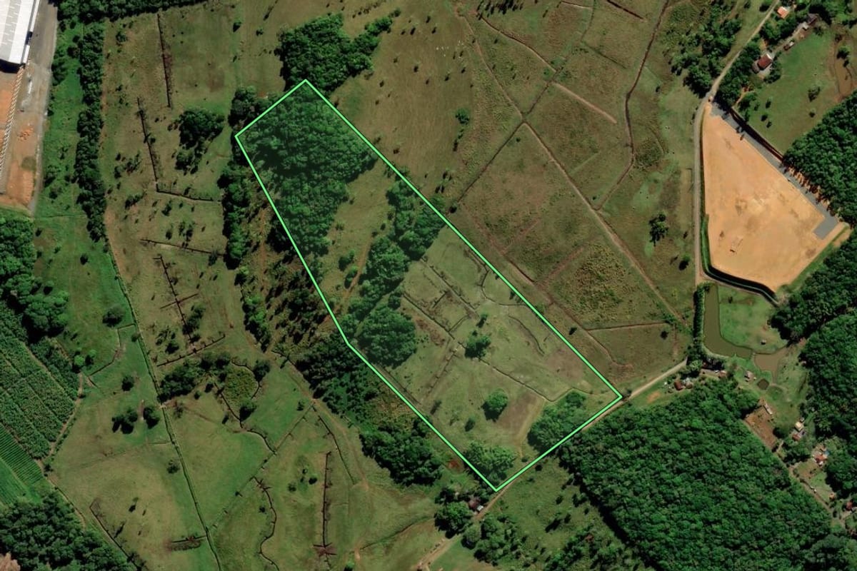 Imagem de satélite do imóvel rural em Araquari (SC), com o contorno declarado no CAR desenhado por cima.