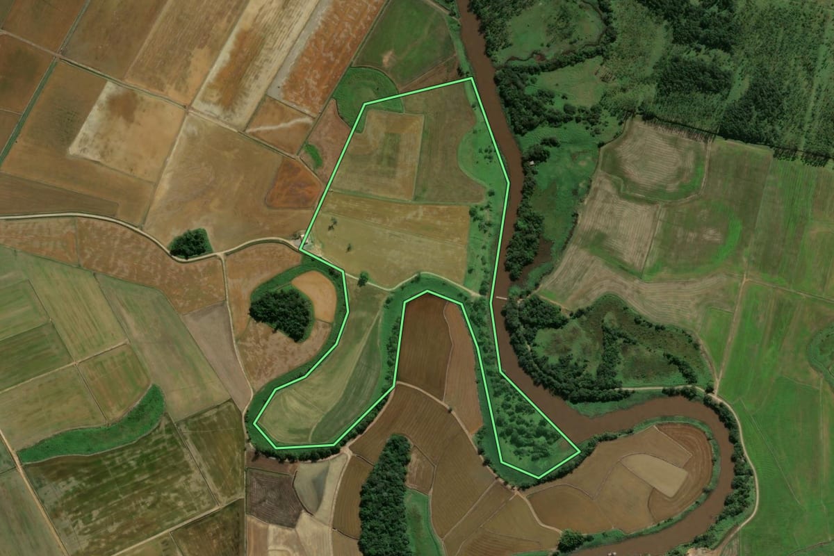 Imagem de satélite do imóvel rural em Araquari (SC), com o contorno declarado no CAR desenhado por cima.