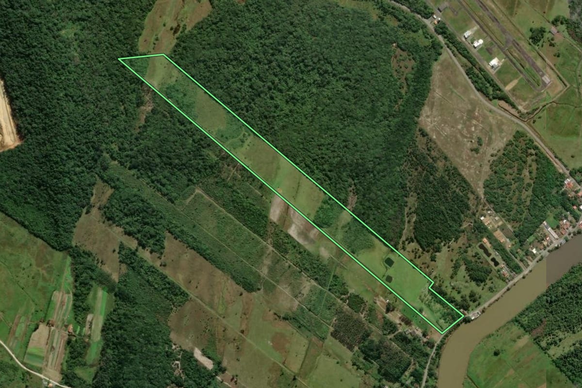 Imagem de satélite do imóvel rural em Araquari (SC), com o contorno declarado no CAR desenhado por cima.