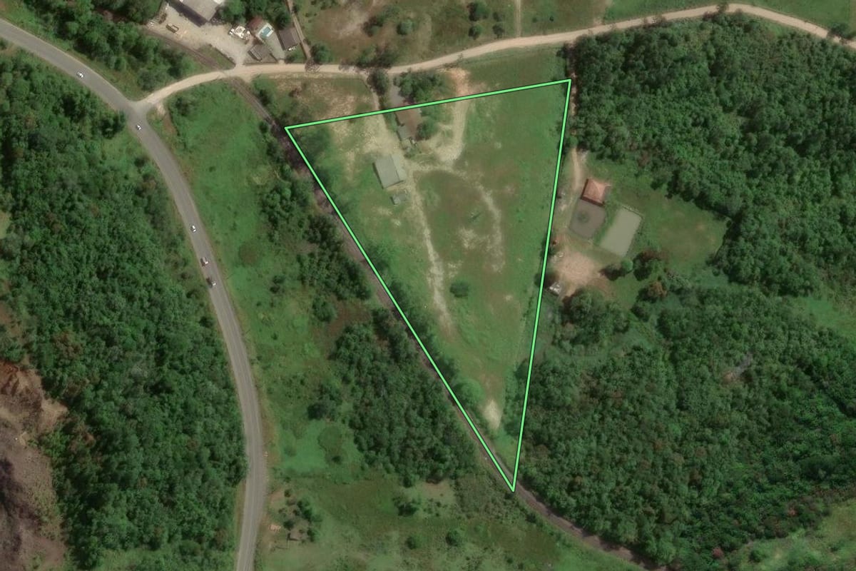 Imagem de satélite do imóvel rural em Araquari (SC), com o contorno declarado no CAR desenhado por cima.