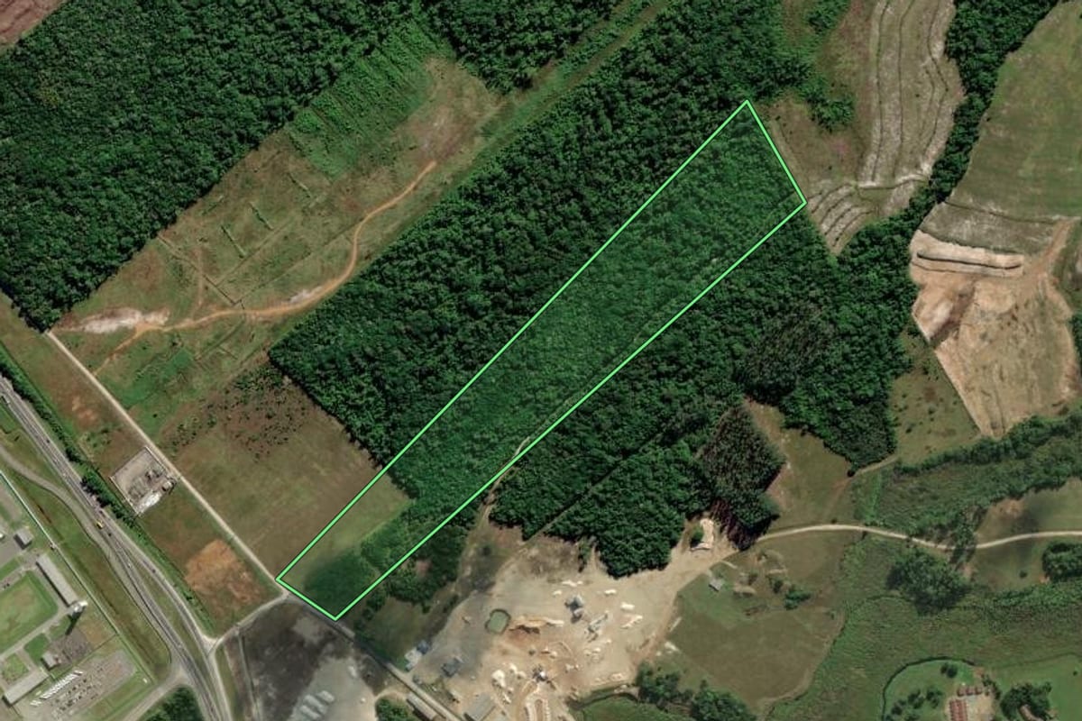 Imagem de satélite do imóvel rural em Araquari (SC), com o contorno declarado no CAR desenhado por cima.