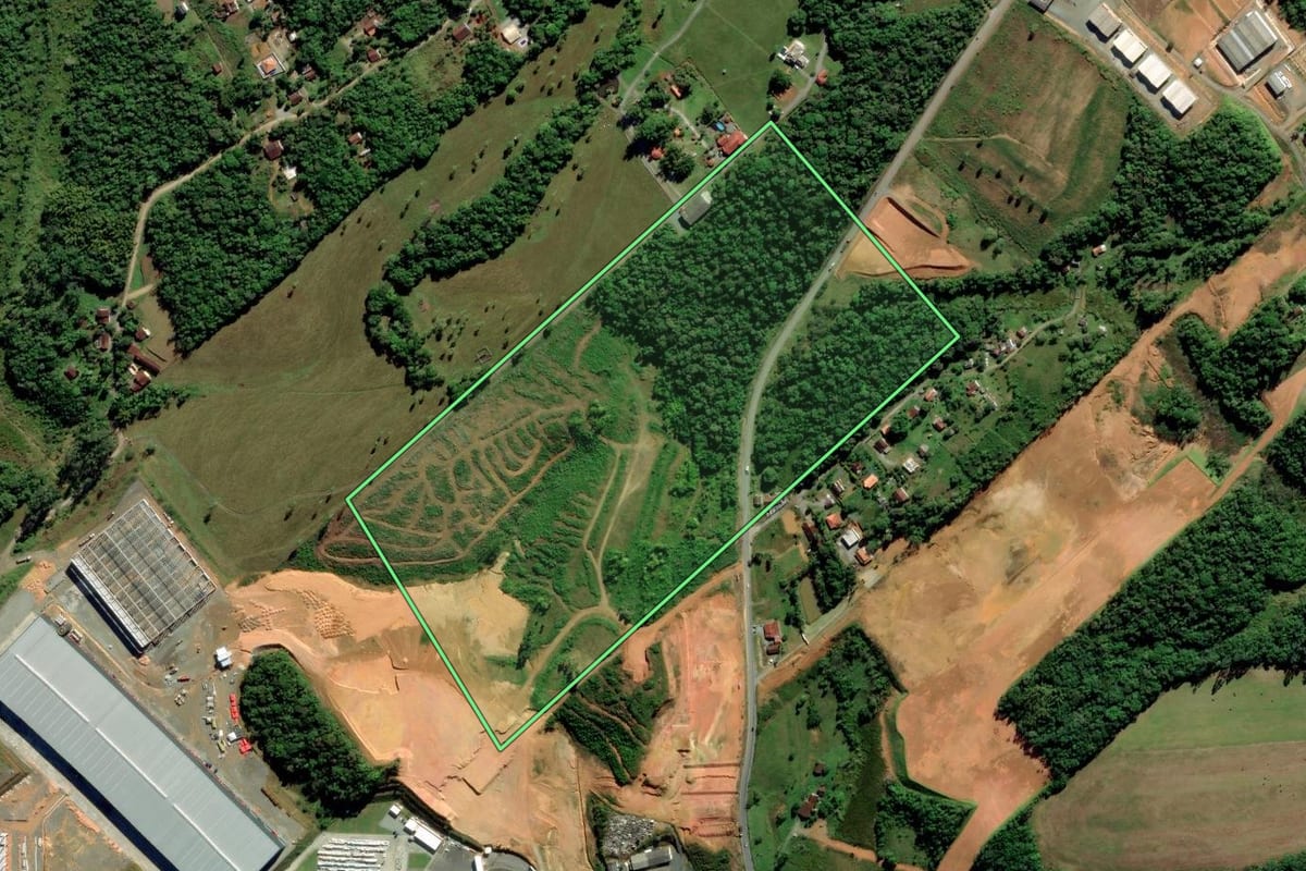 Imagem de satélite do imóvel rural em Araquari (SC), com o contorno declarado no CAR desenhado por cima.