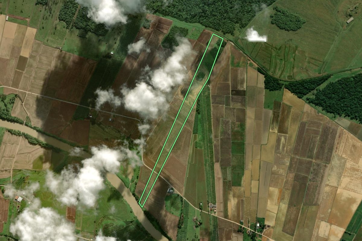 Imagem de satélite do imóvel rural em Araquari (SC), com o contorno declarado no CAR desenhado por cima.
