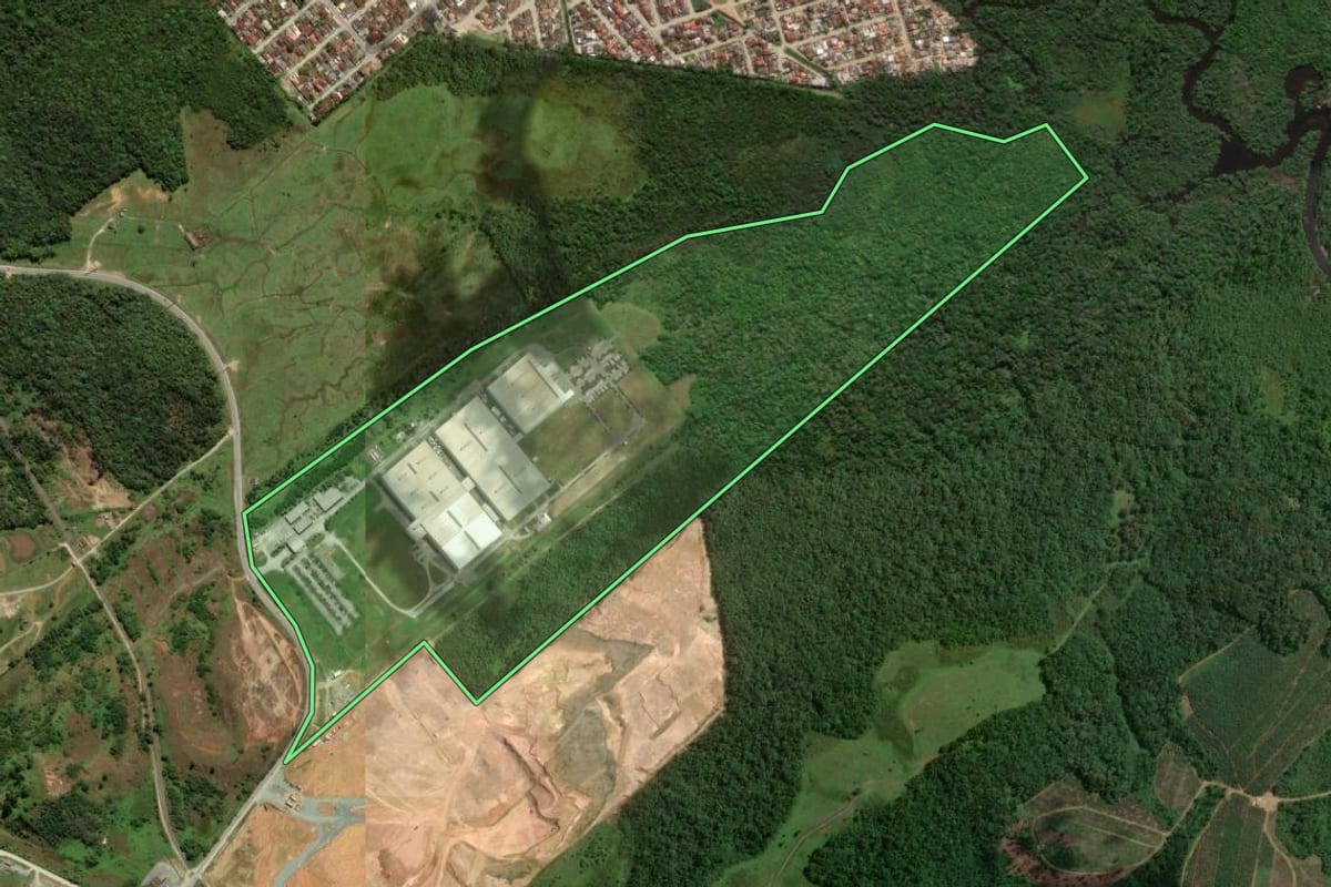 Imagem de satélite do imóvel rural em Araquari (SC), com o contorno declarado no CAR desenhado por cima.