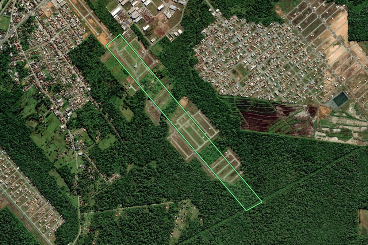 Imagem de satélite do imóvel rural em Araquari (SC), com o contorno declarado no CAR desenhado por cima.
