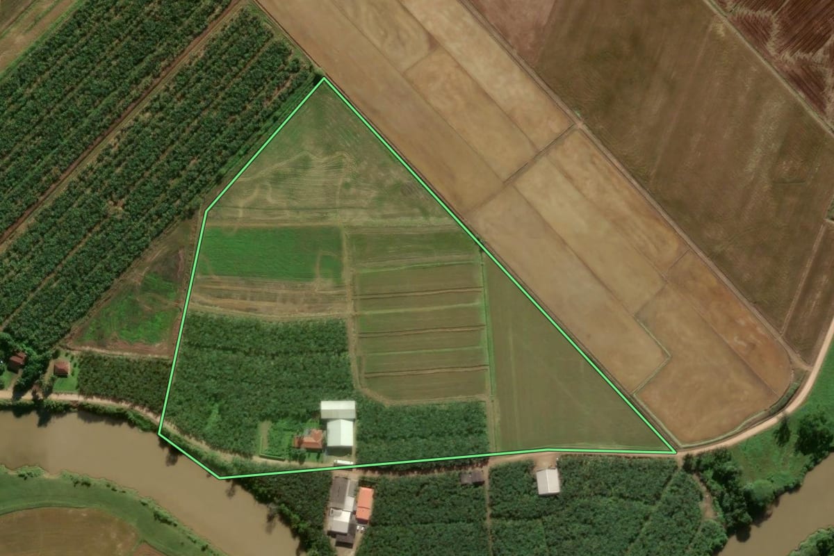 Imagem de satélite do imóvel rural em Araquari (SC), com o contorno declarado no CAR desenhado por cima.
