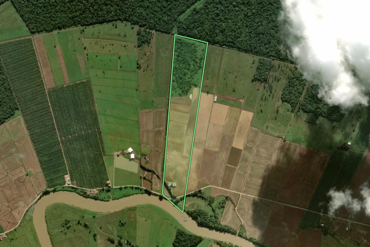 Imagem de satélite do imóvel rural em Araquari (SC), com o contorno declarado no CAR desenhado por cima.