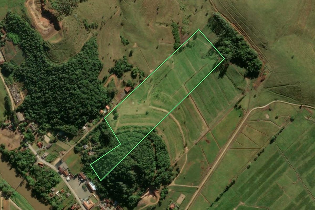 Imagem de satélite do imóvel rural em Araquari (SC), com o contorno declarado no CAR desenhado por cima.