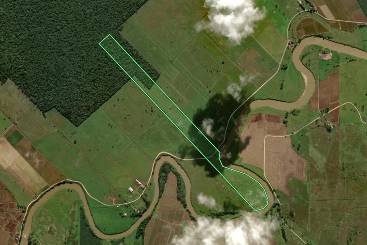 Imagem de satélite do imóvel rural em Araquari (SC), com o contorno declarado no CAR desenhado por cima.