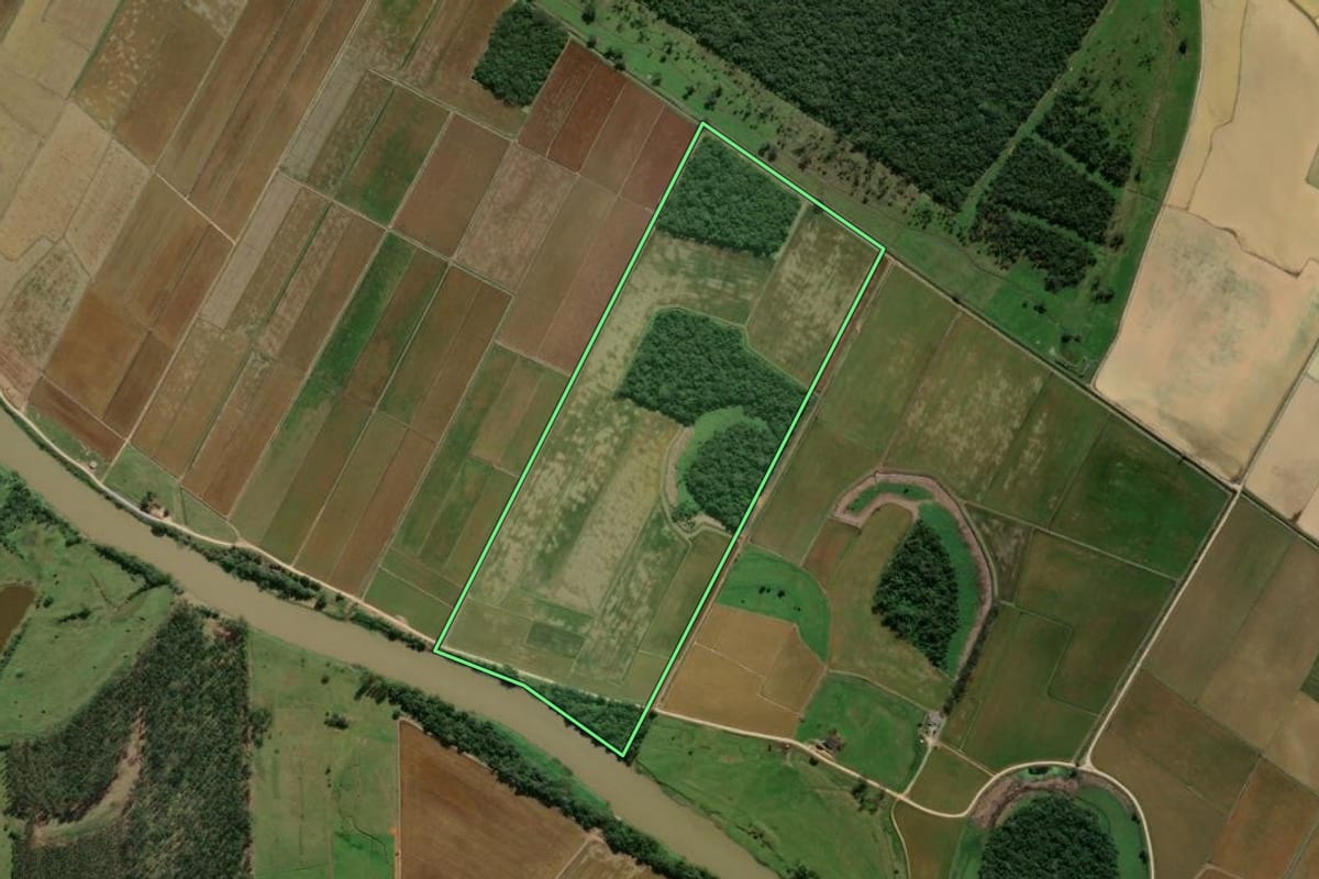 Imagem de satélite do imóvel rural em Araquari (SC), com o contorno declarado no CAR desenhado por cima.