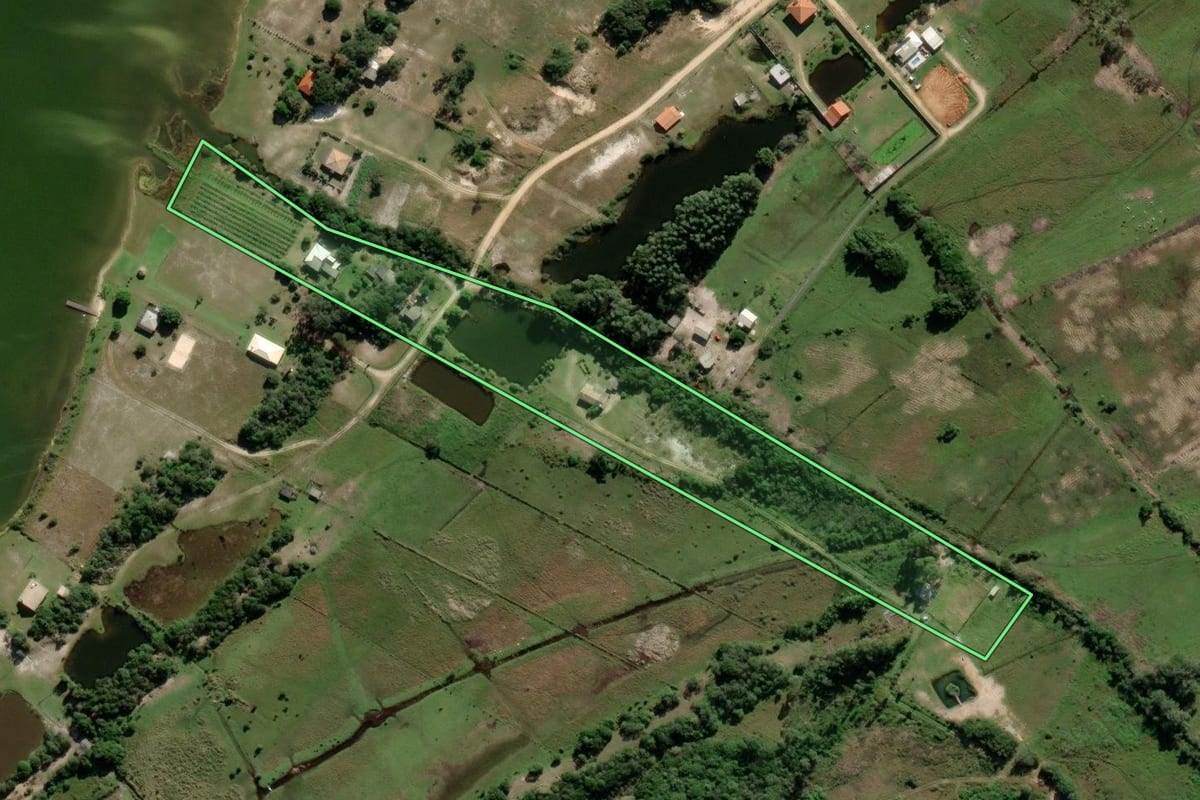 Imagem de satélite do imóvel rural em Araranguá (SC), com o contorno declarado no CAR desenhado por cima.